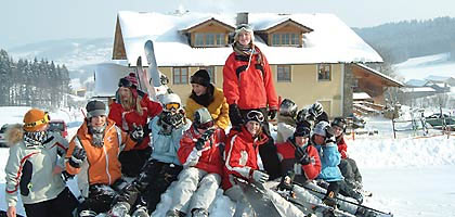 Schulklasse vor dem Schullandheim