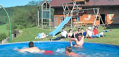 Gaudi am Pool beim Schullandheimaufenthalt